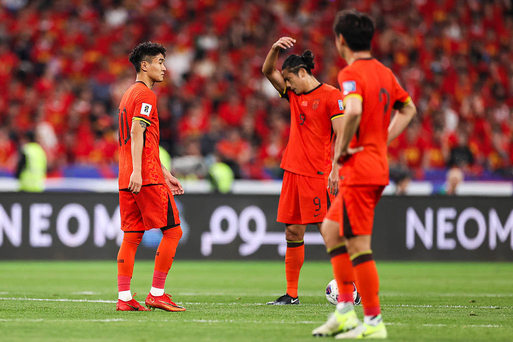 0-2落后！国足开场30分钟连丢两球 王大雷黄油手