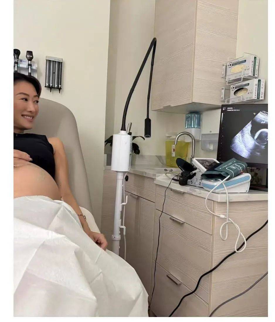 谢霆锋妹妹谢婷婷宣布怀第二胎！晒出和高大外籍老公甜蜜合照