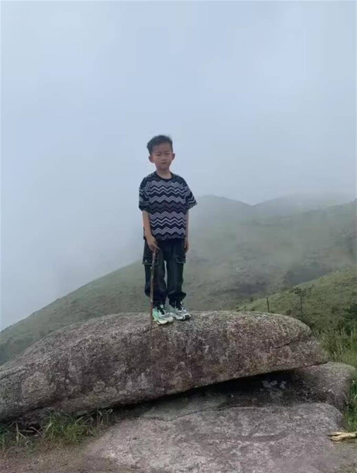 福建8岁男童在1800米山顶失踪24小时，当地：与家人走散，通宵搜救暂无进展