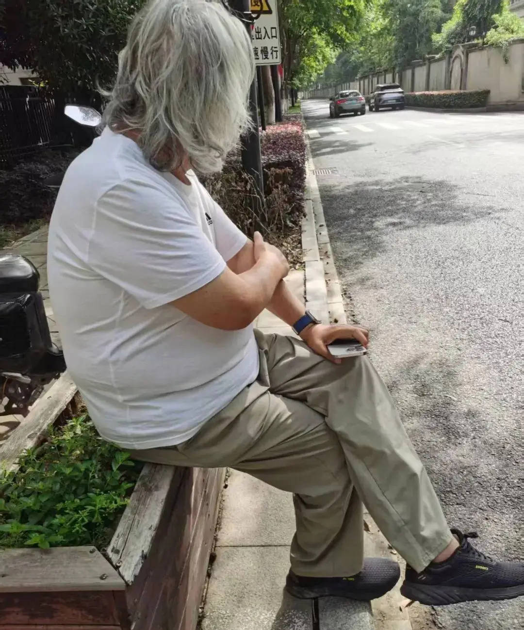 71岁成龙头发花白！谢贤交代后事张纪中出了车祸还得养家…慢慢老去的他们让人泪目